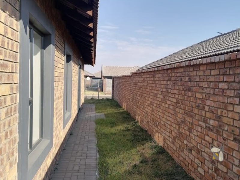 3 bedroom house to let Secunda, modern freestanding home with garage, rental for families/professionals, low-maintenance living Secunda, secure 3BR rental.