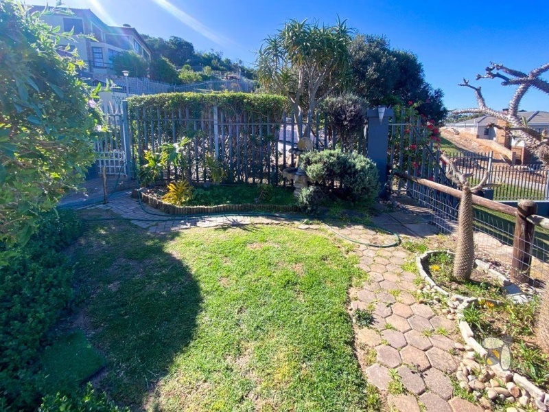 3 bedroom townhouse for rent Seemeeu Park, furnished rental Mossel Bay, pet friendly townhouse small dogs, short term rental 2025, rental with 3 bathrooms.