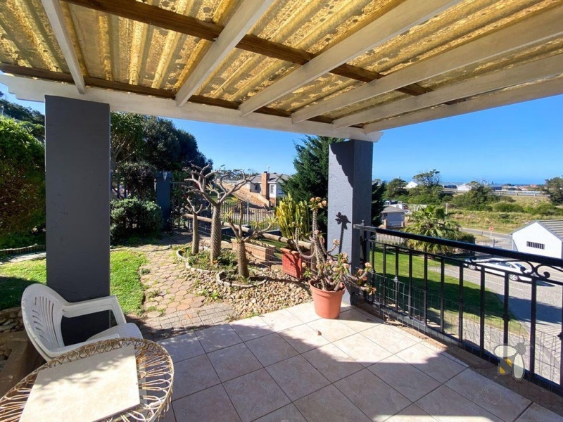 3 bedroom townhouse for rent Seemeeu Park, furnished rental Mossel Bay, pet friendly townhouse small dogs, short term rental 2025, rental with 3 bathrooms.