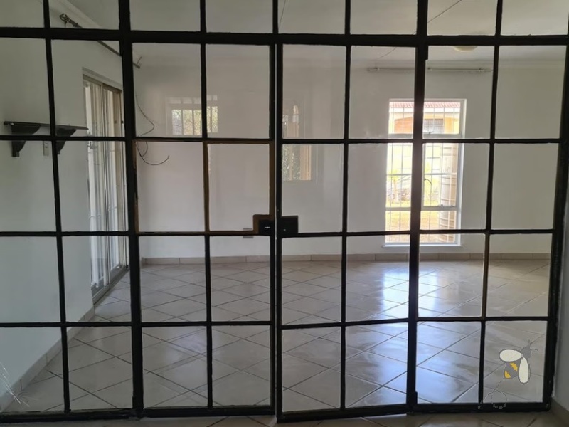 2 bedroom house for rent Secunda, rental with inverter and JoJo tank, pet friendly rental with garden service, flexible 2/3 bedroom layout, modern home with backup power.