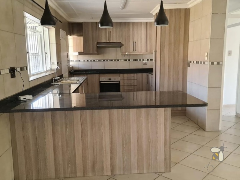 2 bedroom house for rent Secunda, rental with inverter and JoJo tank, pet friendly rental with garden service, flexible 2/3 bedroom layout, modern home with backup power.