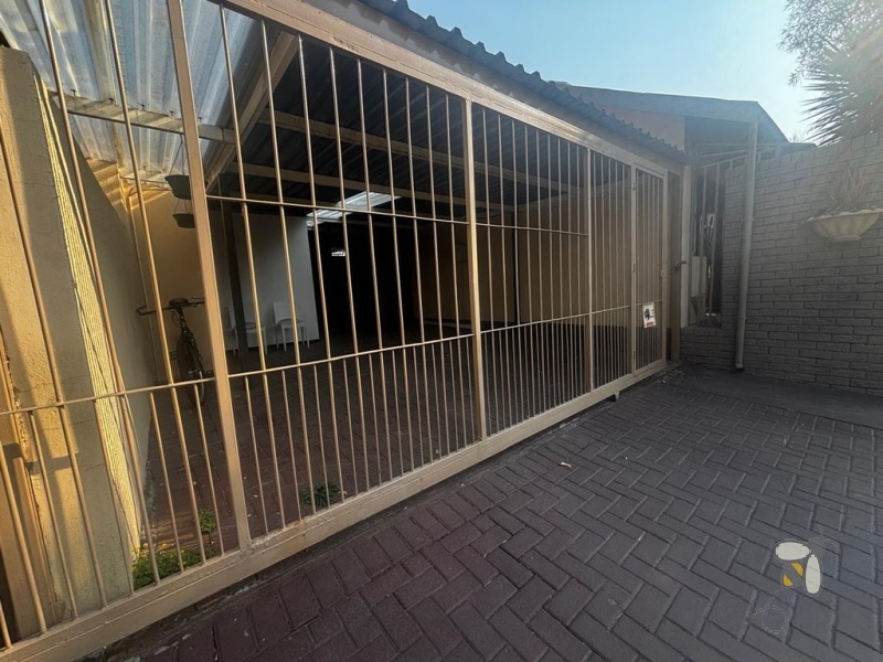 2 bedroom house for rent Secunda, rental with inverter and JoJo tank, pet friendly rental with garden service, flexible 2/3 bedroom layout, modern home with backup power.