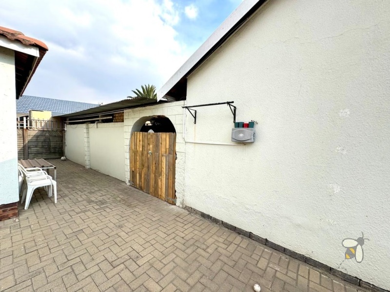 Secunda, property to rent, 3 bedroom, 2 bathroom, secure complex, included utilities, water included, Wi-Fi included, prepaid electricity, open-plan, professionals, small families.