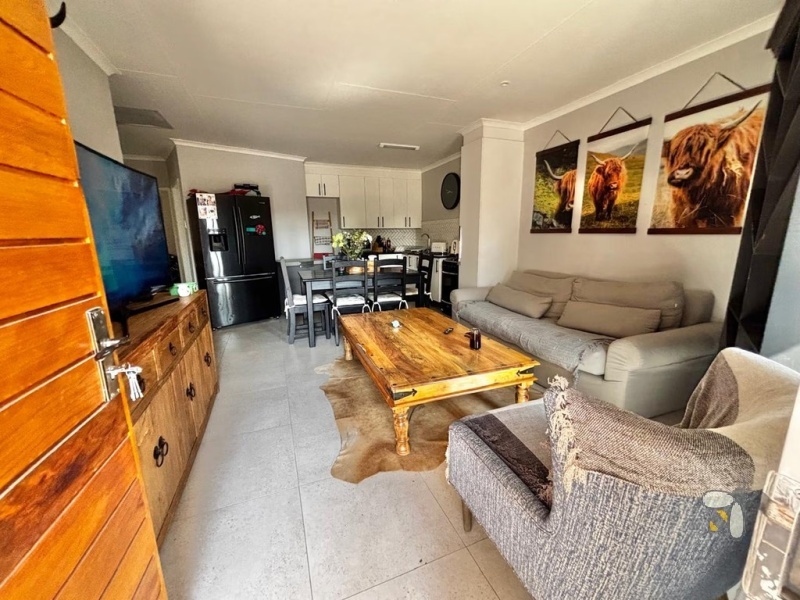 Trichardt, property to rent, 3 bedroom, 2 bathroom, family home, pet friendly, backup water, prepaid utilities, covered carports, open-plan, convenient location.