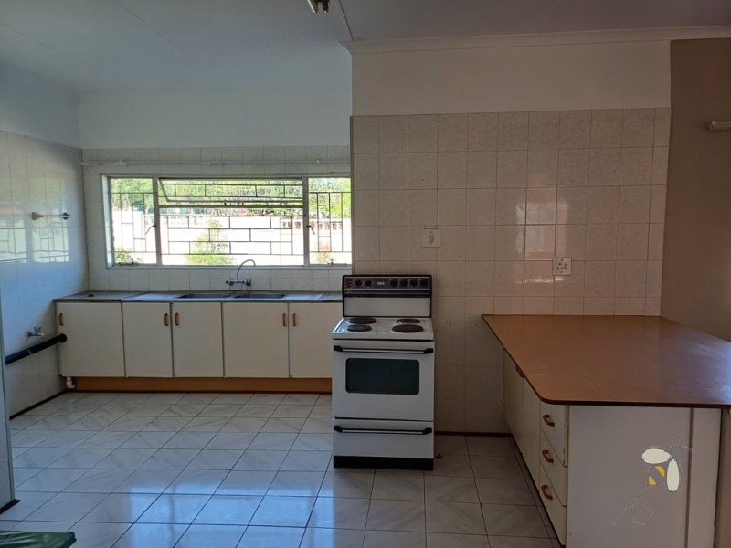 Standerton Central, property to rent, 3 bedroom, 2 bathroom, townhouse, open plan, prepaid electricity, covered carport, modern rental, convenient location, not pet friendly.