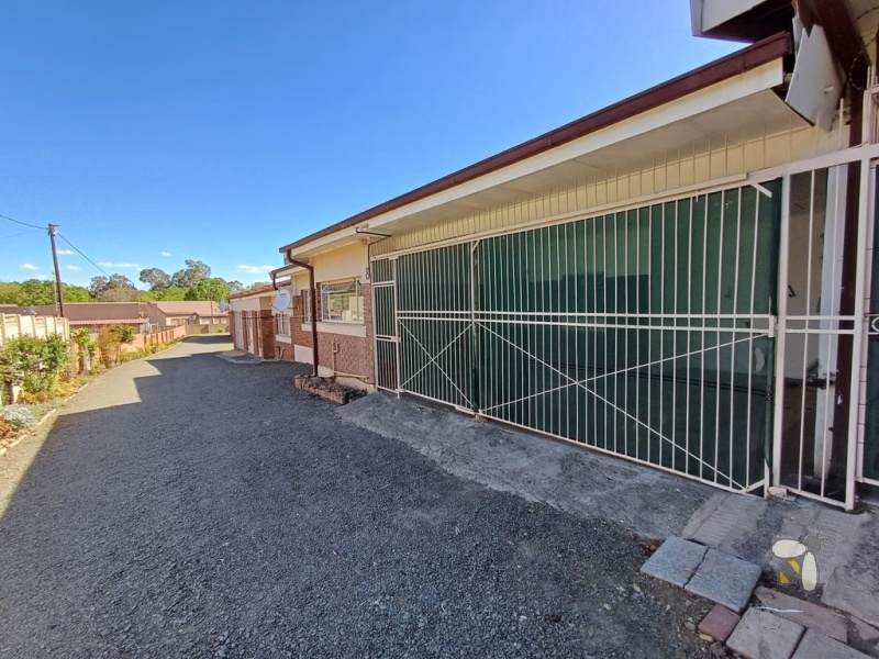 Standerton Central, property to rent, 3 bedroom, 2 bathroom, townhouse, open plan, prepaid electricity, covered carport, modern rental, convenient location, not pet friendly.