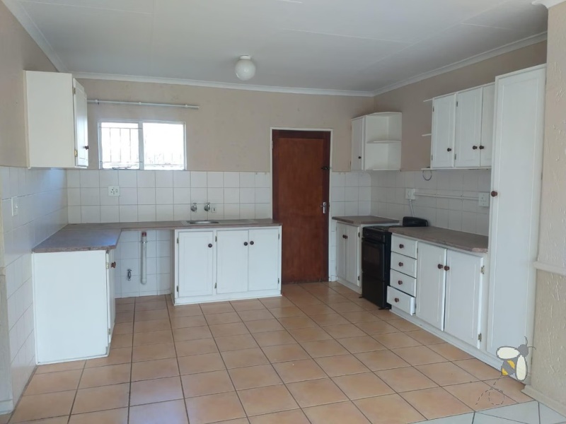 Noordrand, property to rent, 2 bedroom, 1 bathroom, townhouse, open plan, single garage, private garden, low-maintenance, comfortable living.