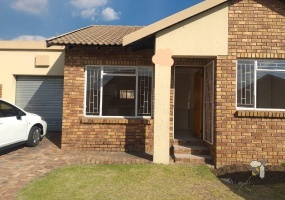 Noordrand, property to rent, 2 bedroom, 1 bathroom, townhouse, open plan, single garage, private garden, low-maintenance, comfortable living.