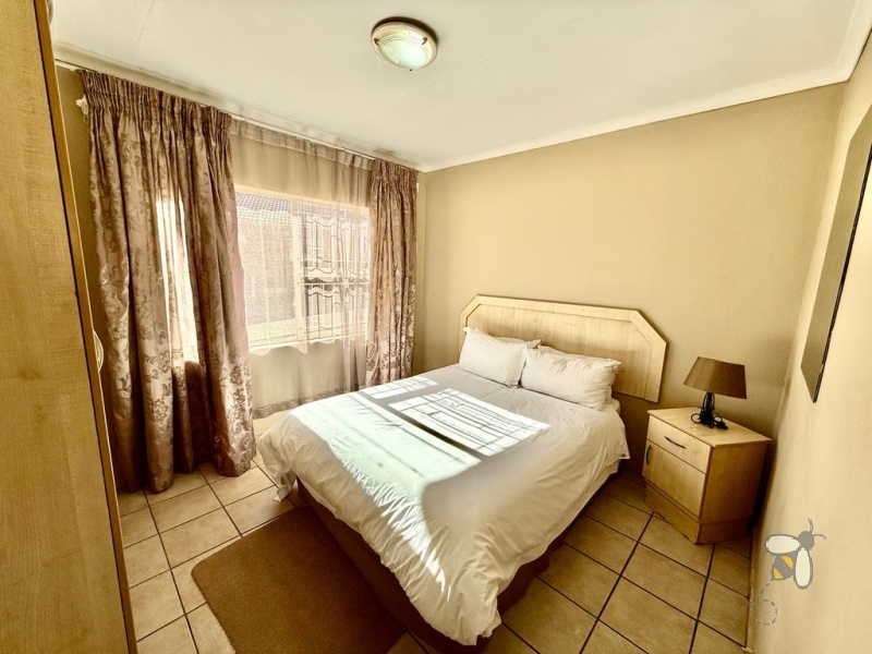 Suidheuwel, property to rent, 1 bedroom, fully furnished, lock-up-and-go, water included, secure complex, single garage, professionals, couples, not pet friendly.