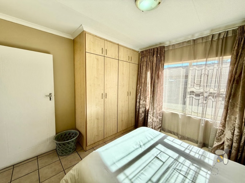 Suidheuwel, property to rent, 1 bedroom, fully furnished, lock-up-and-go, water included, secure complex, single garage, professionals, couples, not pet friendly.