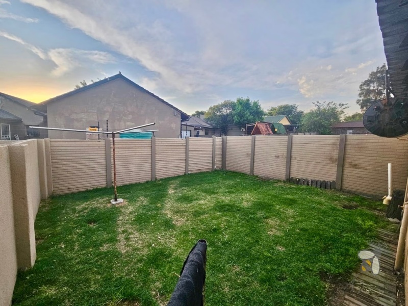 Secunda Central, property to rent, 1 bedroom, pet friendly, private backyard, fixed water fee, prepaid electricity, double carport, open plan, convenient location.