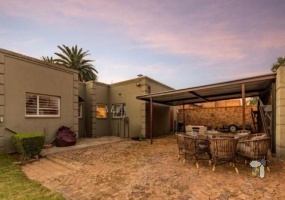 Sunward Park, Boksburg, property for sale, 3 bedroom, luxury home, pool, built-in bar, fireplace, gas stove, secure, family living, Netcare Sunward Park Hospital.