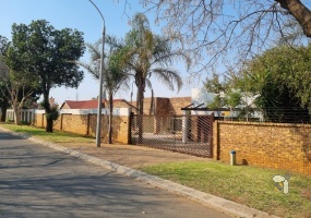 Sunward Park, Boksburg, property for sale, 6 bedroom, newly renovated, investment, flatlet potential, swimming pool, Netcare Hospital, Sunward Park High School, secure, large property.