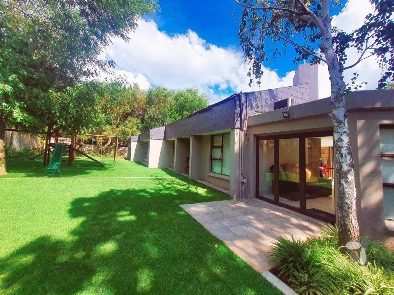 Secunda Central, Green Area, house for sale, luxury home, 3 bedroom, swimming pool, built-in bar, fireplace, entertainment area, 3 garages, jungle gym, CCTV.