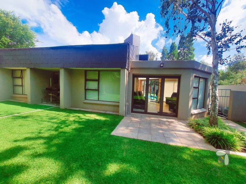 Secunda Central, Green Area, house for sale, luxury home, 3 bedroom, swimming pool, built-in bar, fireplace, entertainment area, 3 garages, jungle gym, CCTV.