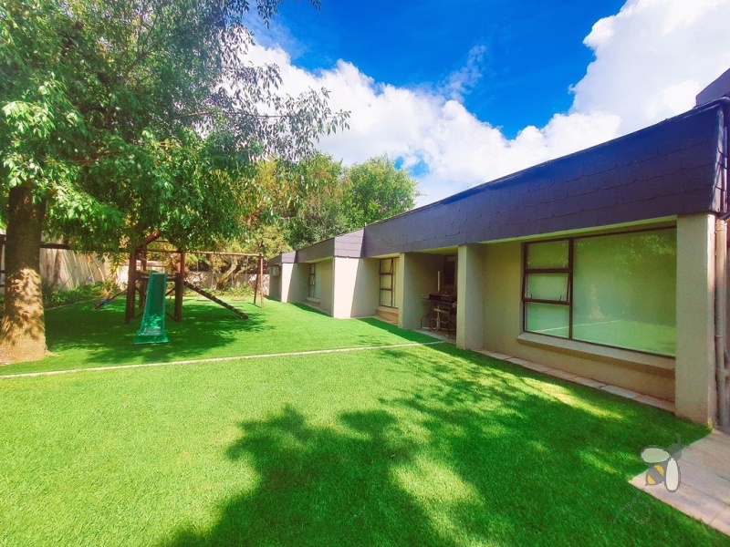 Secunda Central, Green Area, house for sale, luxury home, 3 bedroom, swimming pool, built-in bar, fireplace, entertainment area, 3 garages, jungle gym, CCTV.