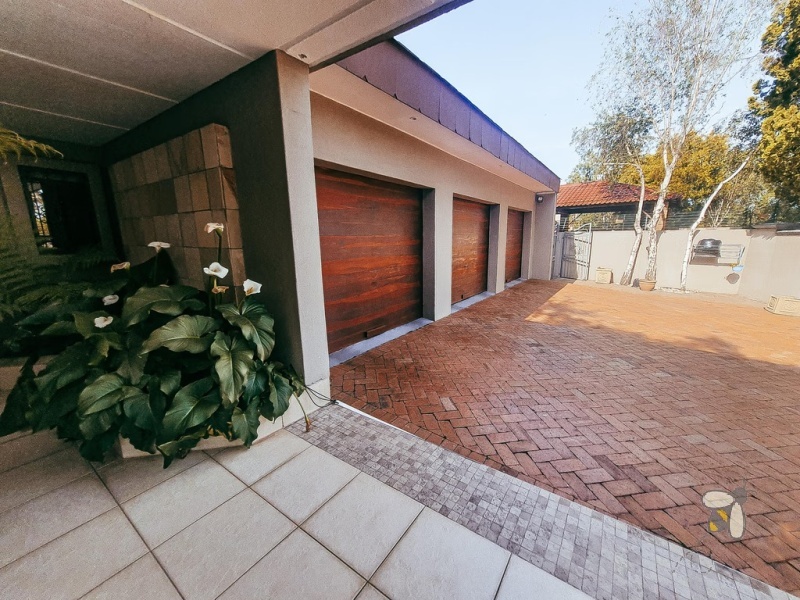 Secunda Central, Green Area, house for sale, luxury home, 3 bedroom, swimming pool, built-in bar, fireplace, entertainment area, 3 garages, jungle gym, CCTV.