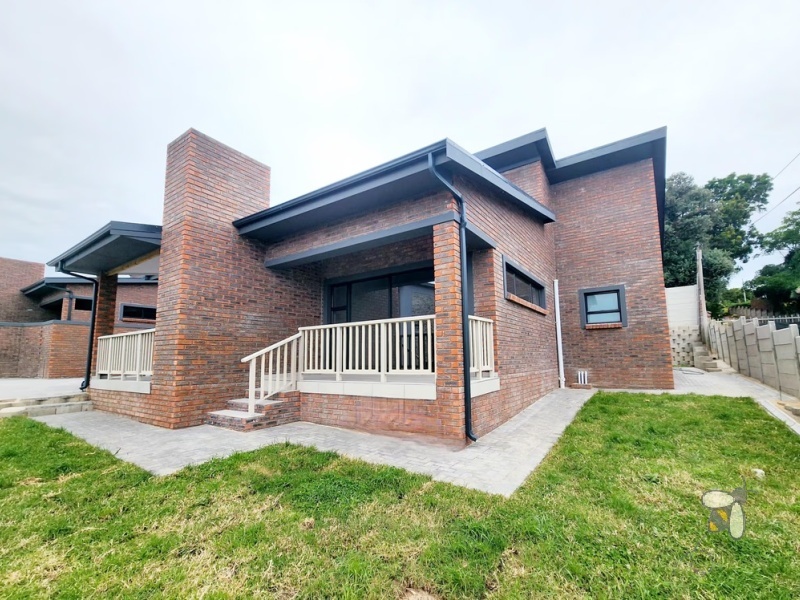 Fraaiuitsig, duet for sale, 3 bedroom, newly built, cul-de-sac, valley views, built-in braai, double garage, modern luxury, R3.75 million, PPRA registered.