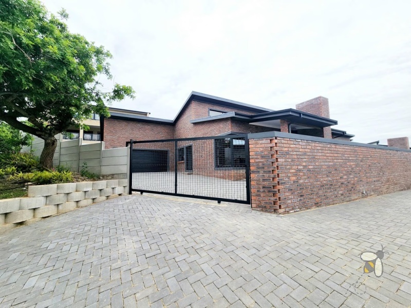 Fraaiuitsig, duet for sale, 3 bedroom, newly built, cul-de-sac, valley views, built-in braai, double garage, modern luxury, R3.75 million, PPRA registered.