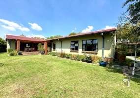 Secunda, Green Area, renovated house for sale, 5 bedroom, open-plan, solar power, inverter, JoJo tank, granite kitchen, fireplace, indoor braai, prestigious neighborhood.