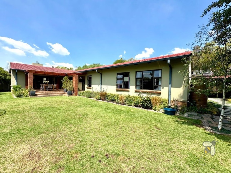 Secunda, Green Area, renovated house for sale, 5 bedroom, open-plan, solar power, inverter, JoJo tank, granite kitchen, fireplace, indoor braai, prestigious neighborhood.