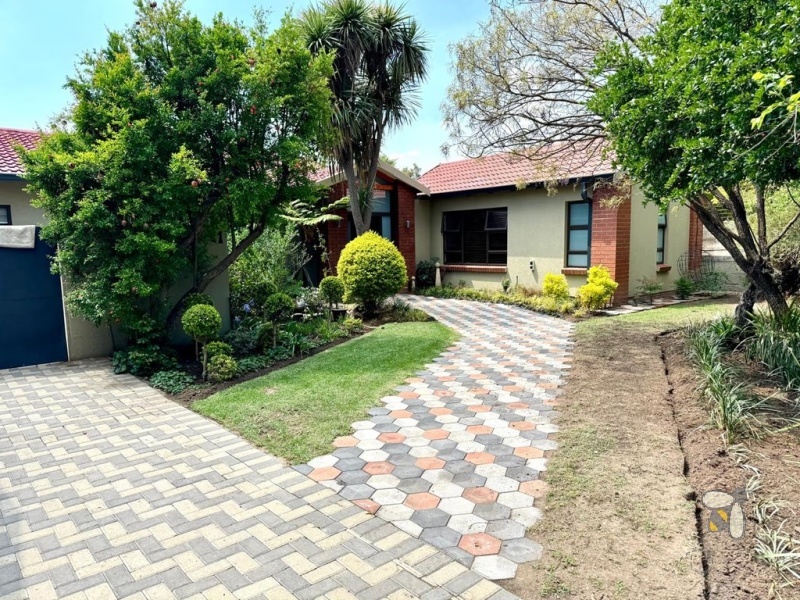 Secunda, Green Area, renovated house for sale, 5 bedroom, open-plan, solar power, inverter, JoJo tank, granite kitchen, fireplace, indoor braai, prestigious neighborhood.