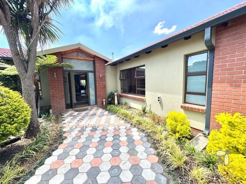Secunda, Green Area, renovated house for sale, 5 bedroom, open-plan, solar power, inverter, JoJo tank, granite kitchen, fireplace, indoor braai, prestigious neighborhood.
