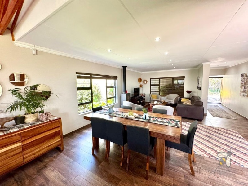 Secunda, Green Area, renovated house for sale, 5 bedroom, open-plan, solar power, inverter, JoJo tank, granite kitchen, fireplace, indoor braai, prestigious neighborhood.