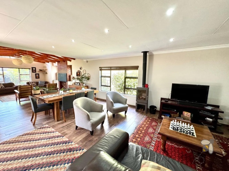 Secunda, Green Area, renovated house for sale, 5 bedroom, open-plan, solar power, inverter, JoJo tank, granite kitchen, fireplace, indoor braai, prestigious neighborhood.