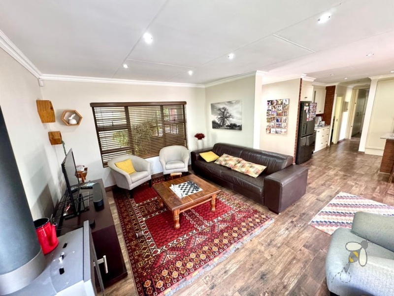 Secunda, Green Area, renovated house for sale, 5 bedroom, open-plan, solar power, inverter, JoJo tank, granite kitchen, fireplace, indoor braai, prestigious neighborhood.