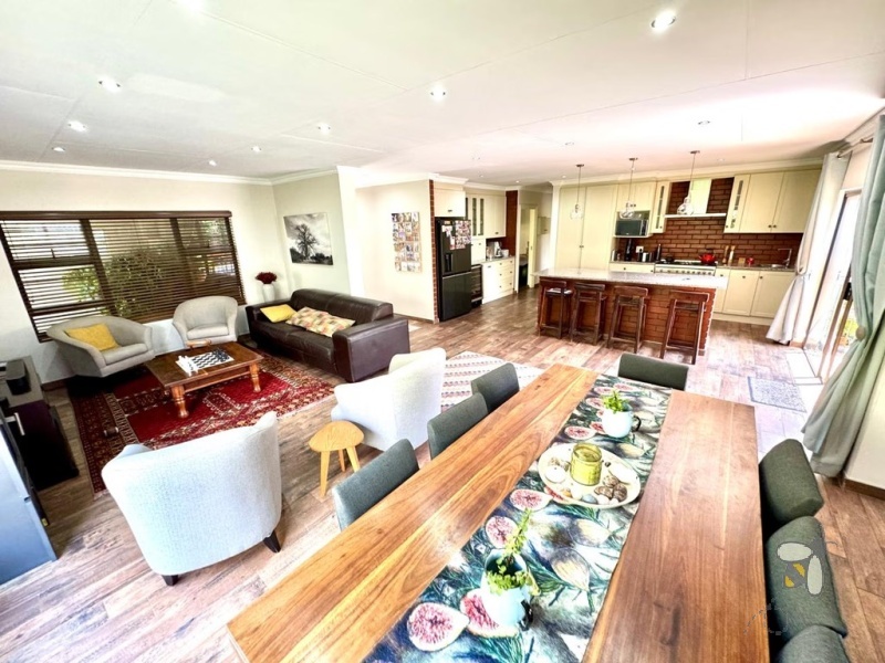 Secunda, Green Area, renovated house for sale, 5 bedroom, open-plan, solar power, inverter, JoJo tank, granite kitchen, fireplace, indoor braai, prestigious neighborhood.