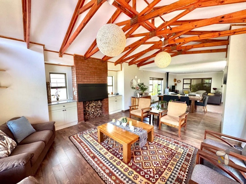 Secunda, Green Area, renovated house for sale, 5 bedroom, open-plan, solar power, inverter, JoJo tank, granite kitchen, fireplace, indoor braai, prestigious neighborhood.