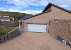 Island View, 3 bedroom duet for sale, single-level, newly built, ocean views, valley views, dual braai, granite kitchen, gas hob, walk-in pantry, double garage, modern finishes.
