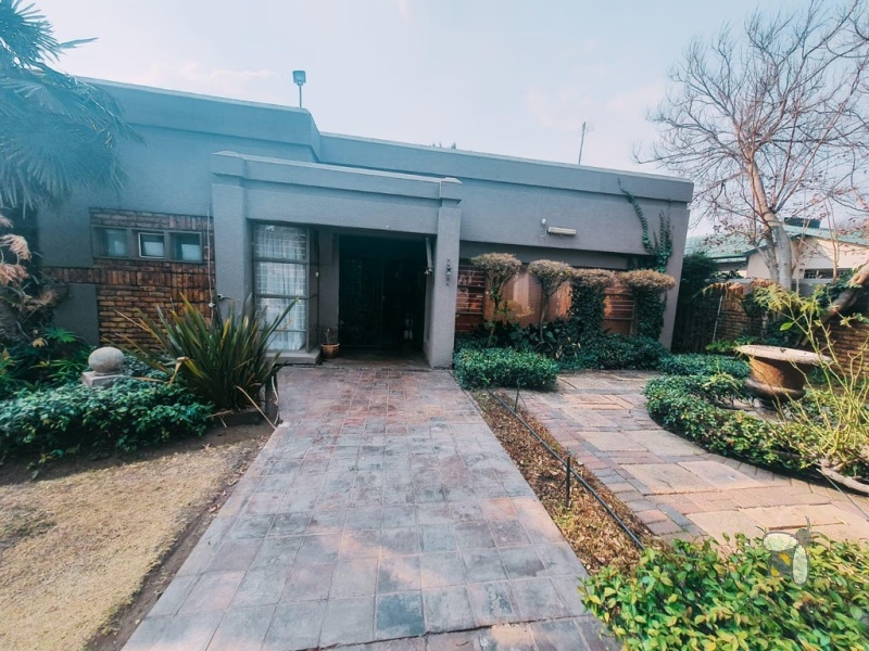 Secunda Central, Green Area, investment property, house with flats for sale, rental income, R40000, 3 bedroom, 4 flats, Duckpond view, lapa, built-in braai, income generator.
