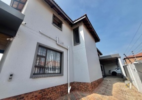 Noordrand, 4 bedroom house for sale, modern family home, swimming pool, built-in braai, open plan living, double garage, JoJo tank, upstairs lounge.