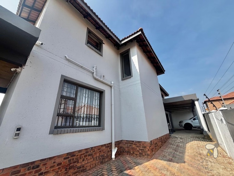 Noordrand, 4 bedroom house for sale, modern family home, swimming pool, built-in braai, open plan living, double garage, JoJo tank, upstairs lounge.
