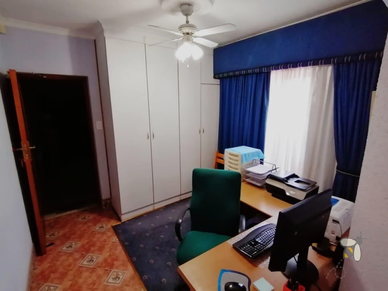 Secunda, spacious house for sale, big stand, 3 bedroom, flatlet, rental income, study, 3 bathrooms, family home, great location.