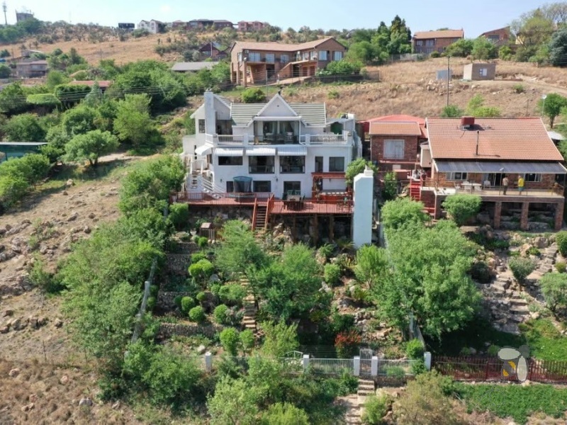 Vaaloewer, 5 bedroom house for sale, river views, Vaal River, solar power system, private gym, alarm system, CCTV, 4 garages, JoJo tank, luxury home.