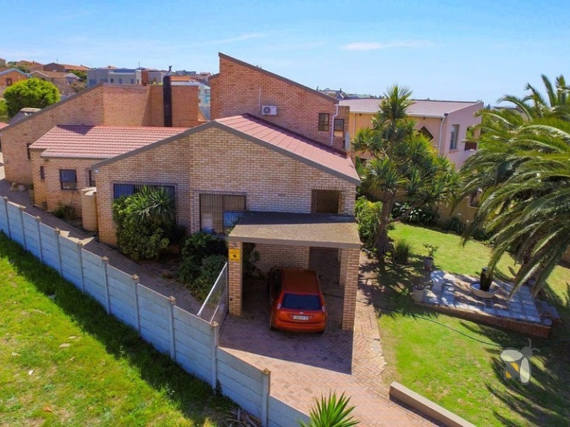 Wavecrest, 3 bedroom house for sale, sea views, flatlet, income potential, transfer costs included, swimming pool, lapa, double garage, prepaid power, CCTV, modern home, PPRA registered.