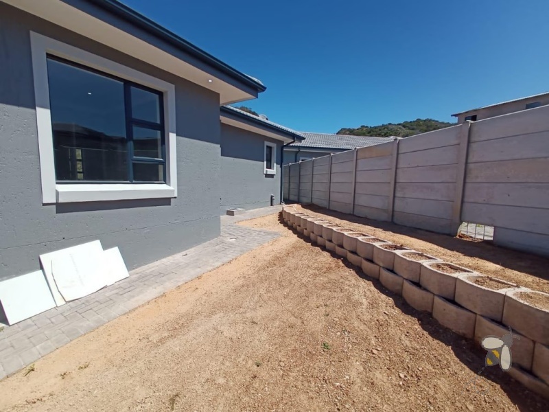 Island View Mossel Bay, 3 bedroom duet for sale, newly built, all en-suite, gas hob, built-in braai, solar geyser, double garage, pet-friendly, scullery, modern living.