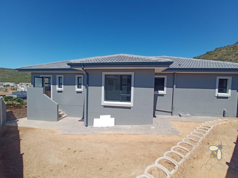 Island View Mossel Bay, 3 bedroom duet for sale, newly built, all en-suite, gas hob, built-in braai, solar geyser, double garage, pet-friendly, scullery, modern living.