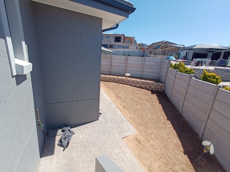Island View Mossel Bay, 3 bedroom duet for sale, newly built, all en-suite, gas hob, built-in braai, solar geyser, double garage, pet-friendly, scullery, modern living.