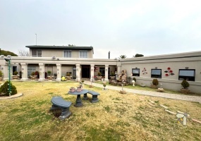 Secunda, 4 bedroom house for sale, flatlet, rental income, dual kitchens, Jetmaster fireplace, swimming pool, lapa, built-in braai, luxury home, granite countertops, double eye-level oven.