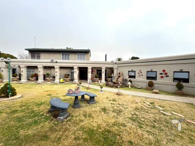 Secunda, 4 bedroom house for sale, flatlet, rental income, dual kitchens, Jetmaster fireplace, swimming pool, lapa, built-in braai, luxury home, granite countertops, double eye-level oven.