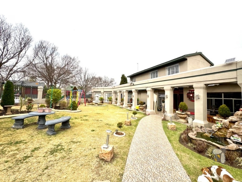 Secunda, 4 bedroom house for sale, flatlet, rental income, dual kitchens, Jetmaster fireplace, swimming pool, lapa, built-in braai, luxury home, granite countertops, double eye-level oven.