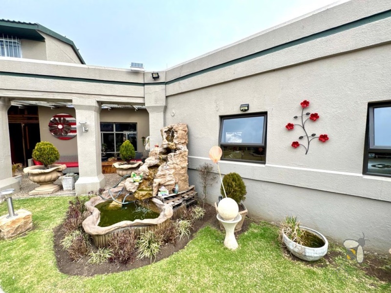 Secunda, 4 bedroom house for sale, flatlet, rental income, dual kitchens, Jetmaster fireplace, swimming pool, lapa, built-in braai, luxury home, granite countertops, double eye-level oven.