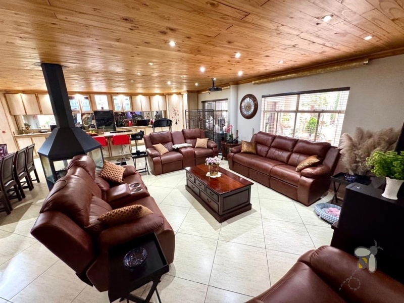 Secunda, 4 bedroom house for sale, flatlet, rental income, dual kitchens, Jetmaster fireplace, swimming pool, lapa, built-in braai, luxury home, granite countertops, double eye-level oven.