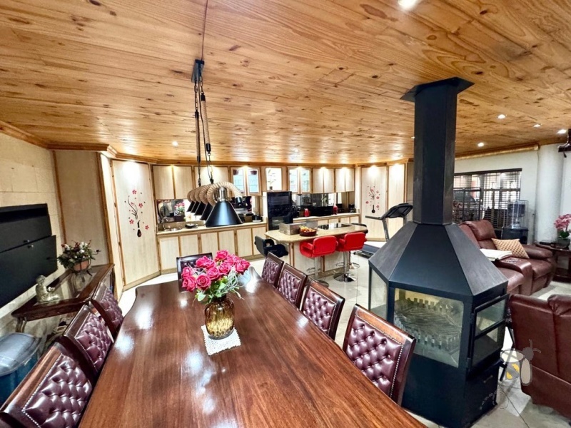 Secunda, 4 bedroom house for sale, flatlet, rental income, dual kitchens, Jetmaster fireplace, swimming pool, lapa, built-in braai, luxury home, granite countertops, double eye-level oven.