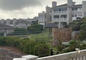 Pinnacle Point Estate, golf villa for sale, furnished, no levy payable, 2 bedroom, lock-up garage, golf cart included, resort living, Mossel Bay, investment opportunity, championship golf course, ground floor.