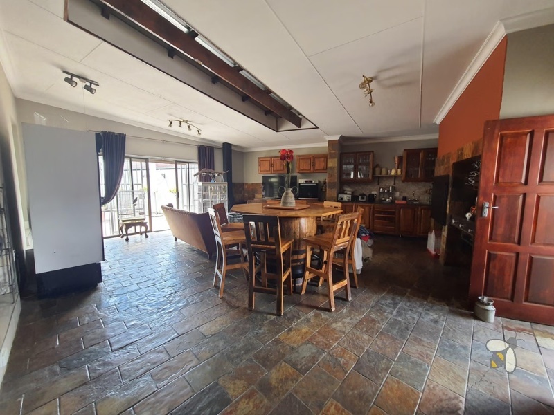 Meyerville, 3 bedroom house for sale, spectacular home, luxury entertainment, in-wall aquarium, built-in jacuzzi, built-in bar, kiaat kitchen, gas top, pizza oven, caravan carport, double garage.